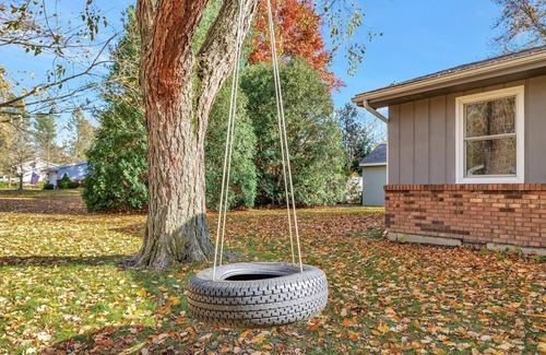 Mahomet House | Quiet 4 bedroom get away 20 min from Campus