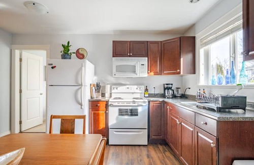 Victoria House | Quiet, Accessible Private Suite in View Royal, Near Victoria General Hospital