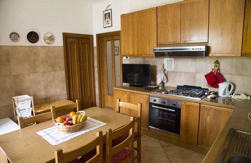 Montelaguardia House | Quiet,amid olive trees,BBQ,garden,free parking,10 min drive to centre & motorway
