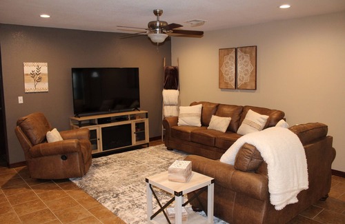 Joplin House | Quiet and Comfortable! 5 minutes away from parks/hospitals