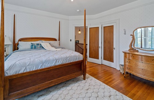 Woodford House | Quiet and Peaceful Century Old Farm House Stunning & Luxurious