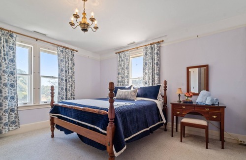 Woodford House | Quiet and Peaceful Century Old Farm House Stunning & Luxurious