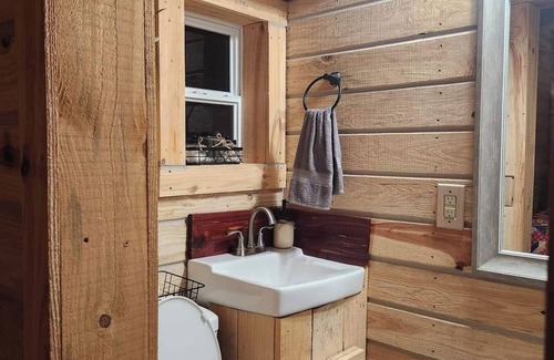 Boger City Cabin | Quiet and relaxing cabin by the creek! Pet-Friendly!