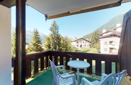 Silvaplana Apartment | Quiet and sunny single-roomed apartment on the second floor, 38 m2.