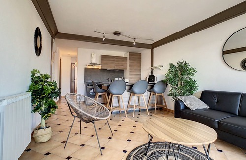 Sainte-Maxime City Centre Apartment | Quiet apartment with pool and close to the beach.