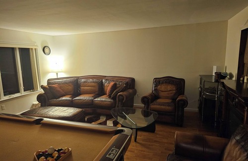 Dunwoodie House | Quiet apartment with balcony parking walking distance to church and cross county