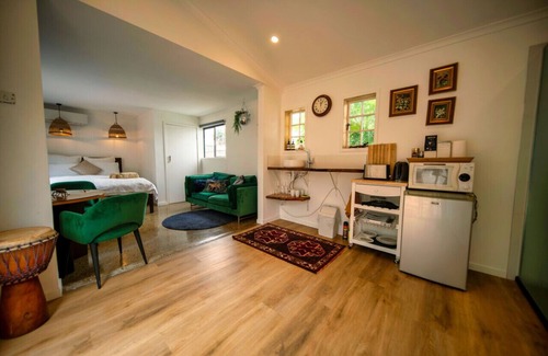 Bulimba House | Quiet back yard guest house in the heart of Bulimba.