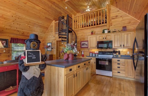 Kodak Cabin | … Quiet Cabin Getaway … Close to Town … Hot Tub …