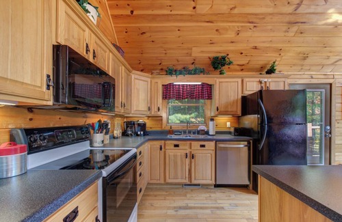 Kodak Cabin | … Quiet Cabin Getaway … Close to Town … Hot Tub …