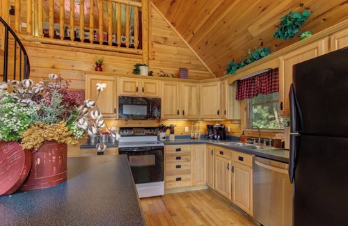 Kodak Cabin | … Quiet Cabin Getaway … Close to Town … Hot Tub …