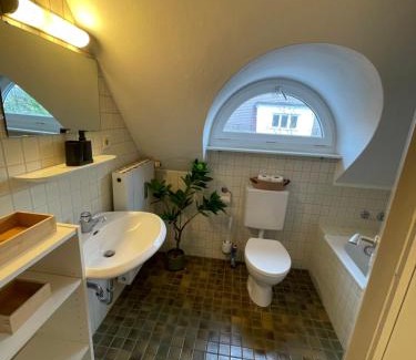 Neuhausen - Nymphenburg Apartment | Quiet Center Apartment - 10 min to Center & Oktoberfest - Free Parking - near Nymphenburg Palace & Botanical garden