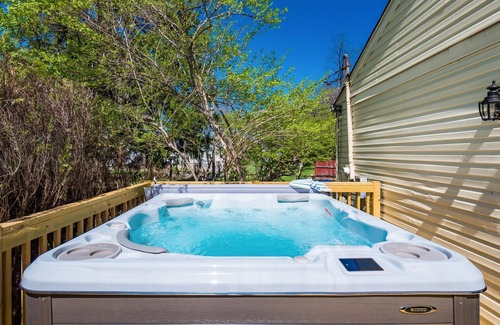 Columbus House | Quiet Comfy 3Bd/2B Home w/Hot Tub, Deck & Fire Pit