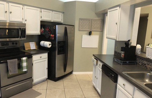 Kingsland House | Quiet, comfy home - 3BR w/Spa Bath & Fenced Yard – Ideal for Extended Stays