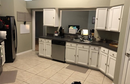 Kingsland House | Quiet, comfy home - 3BR w/Spa Bath & Fenced Yard – Ideal for Extended Stays