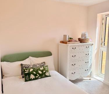 South Hornchurch House | Quiet Cosy Room with Private Bathroom & LUSH Products