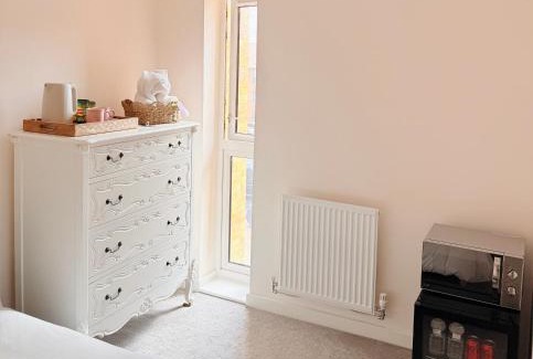 South Hornchurch House | Quiet Cosy Room with Private Bathroom & LUSH Products