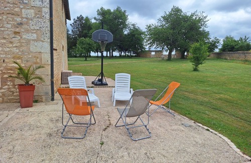 Lavoux House | Quiet country cottage with small fishing pond