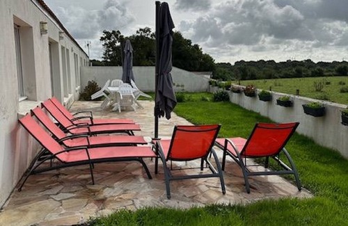 Rouans Cottage | Quiet countryside cottage with pets allowed, parking and wifi
