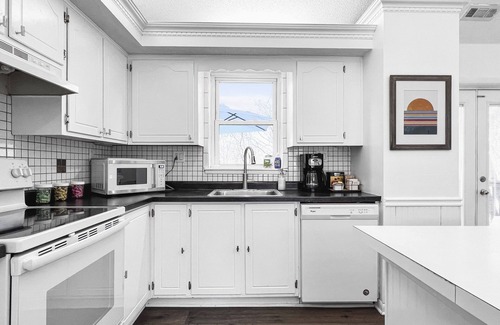 Gladstone House | Quiet & Cozy 2BR House Big Yard