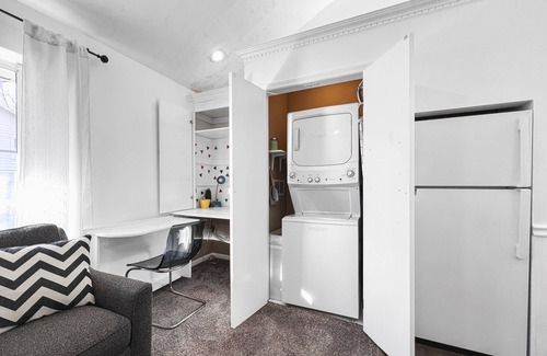Gladstone House | Quiet & Cozy 2BR House Big Yard