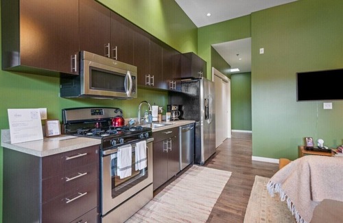 Belmont Hotel | Quiet End-Unit Studio w/Full Kitchen + Natural Light