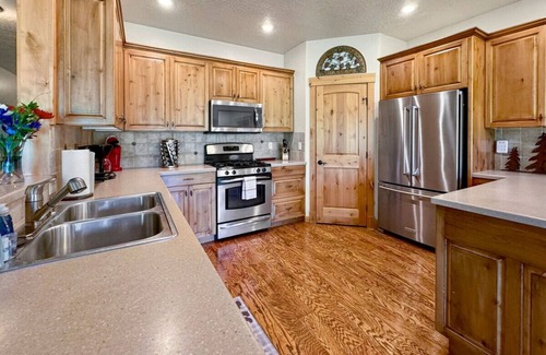 McCall Apartment | Quiet Fairway Escape | Hot Tub + McCall Golf Course