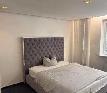 Neuhausen - Nymphenburg Apartment | Quiet Family Apartment - 10 min to Center & Oktoberfest - Free Parking - near Nymphenburg Palace & Botanical Garden