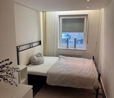 Neuhausen - Nymphenburg Apartment | Quiet Family Apartment - 10 min to Center & Oktoberfest - Free Parking - near Nymphenburg Palace & Botanical Garden