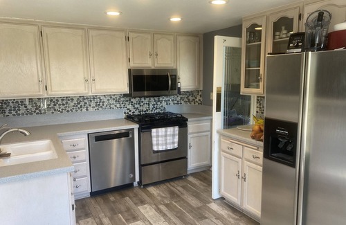 Valencia House | Quiet Family Friendly Home Close to Magic Mountain