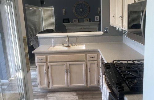 Valencia House | Quiet Family Friendly Home Close to Magic Mountain