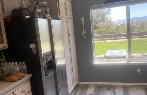 Valencia House | Quiet Family Friendly Home Close to Magic Mountain