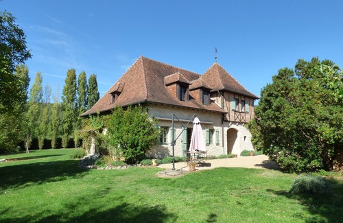 La Boissiere-d’Ans House | Quiet stone house sleeps 11 heated private pool