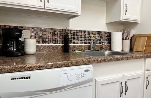 Belmont Apartment | Quiet Garden Oasis in Belmont, Great Location, Walkable 1/1