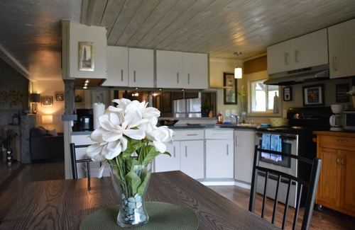 Wooldridge Cottage | Quiet Getaway - 3 Bedroom Cottage in the Countryside (sleeps 8)