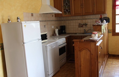 Thenon Cottage | Quiet gîte with private swimming pool and fishing pond near Lascaux.