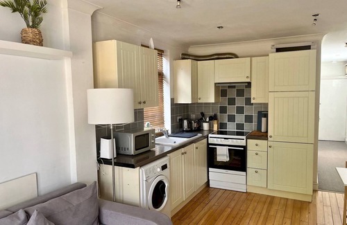 St Albans Apartment | Quiet Ground Floor Flat in St Albans with Parking| Pass the Keys
