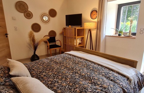 Ormes-et-Ville Bed & Breakfast | Quiet guest room with private entrance and parking in Ormes-et-Ville