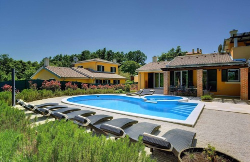 Rezanci Villa | Quiet holiday house with large pool on the outskirts of Rezanci
