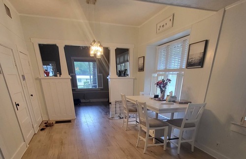 Eastlake Weir House | Quiet Lake house w pool and private beach 15 mins from The Villages.