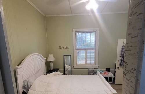 Eastlake Weir House | Quiet Lake house w pool and private beach 15 mins from The Villages.