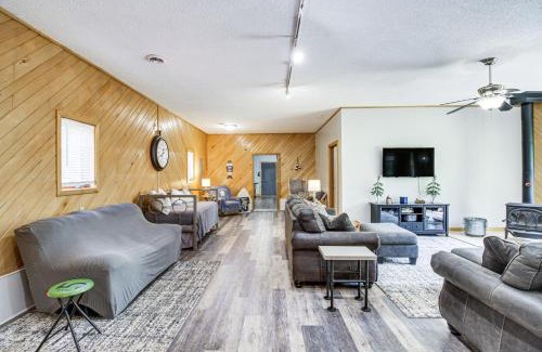 Grand Rapids House | Quiet Lakefront Grand Rapids Cabin on 5 Acres