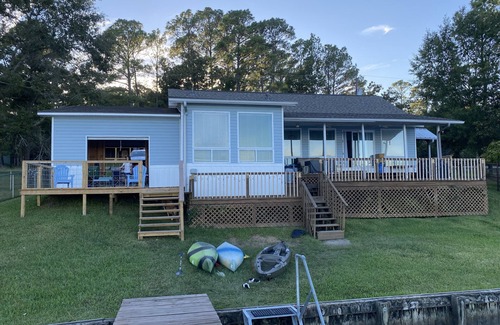 Onalaska House | Quiet Lakefront! Kayak, sup, Lilypad, game room! Pet friendly!