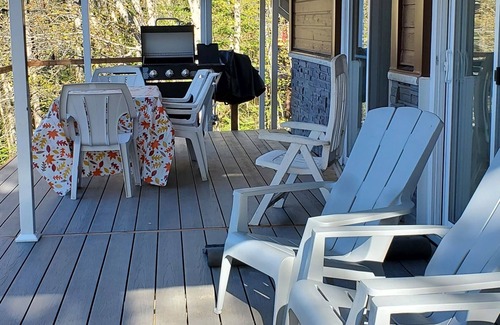 Lantier Cottage | Quiet Lakefront property with Private Bathroom - Hotel type room - no Kitchen