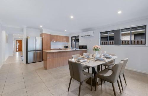 Park Ridge House | Quiet n Stylish 3mins to Mall Modern 4BR House