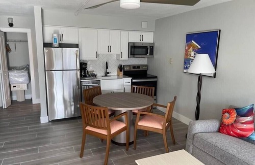 Holmes Beach Resort | Quiet Oceanfront Resort located on Anna Maria Island May 3- May 10, 2025