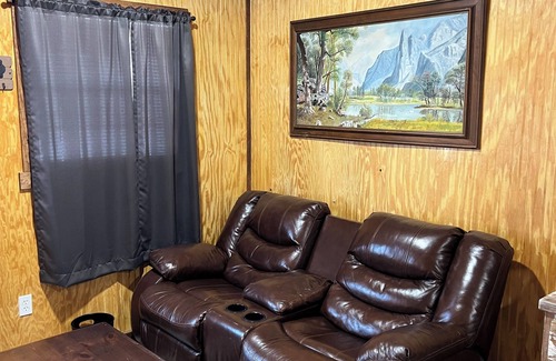 Carrizo Springs Cabin | Quiet, Peaceful centrally located cabin