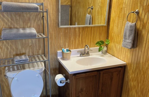 Carrizo Springs Cabin | Quiet, Peaceful centrally located cabin