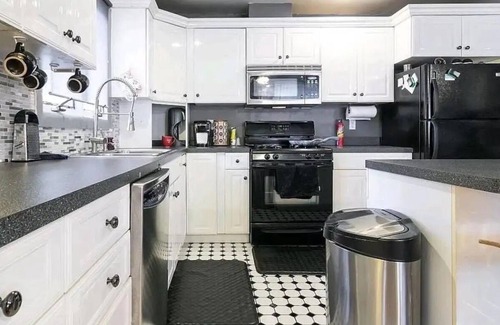 Ypsilanti Apartment | Quiet Pet-Friendly Apt With Large Private Balcony w/high speed internet