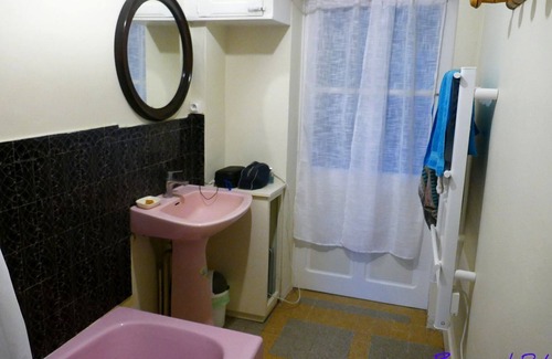 Lance House | Quiet, plush, spacious cottage, facing south, free WiFi