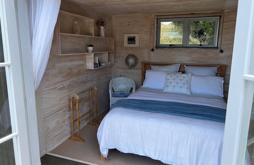 Puketapu Cabin | Quiet, private Cosy Cabin with en-suite. Access to bike paths, river and pub.